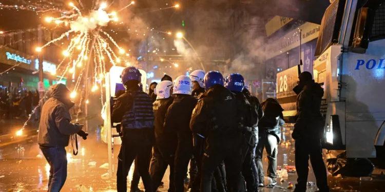 Nova noite de mobilização popular na Turquia para apoiar autarca de Istambul