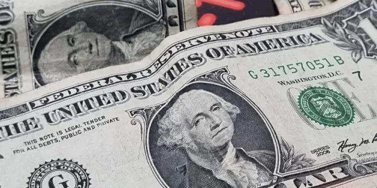 Dólar sobe para R$ 5,73 em meio a incertezas sobre tarifas dos EUA