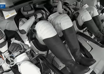 Por que astronautas adoecem ao voltar à Terra? Entenda a relação de doenças com a órbita espacial