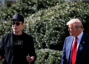 Musk recebe apoio de Trump e promete duplicar produção da Tesla