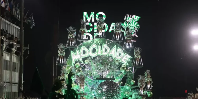 AO VIVO: Acompanhe o terceiro e último dia de desfiles do Grupo Especial das Escolas de Samba do Rio Janeiro