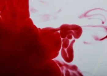 É possível suar sangue? A medicina explica esse caso raro