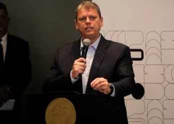 Tarcísio anuncia leilão do lote Paranapanema para julho, e do túnel Santos-Guarujá par agosto