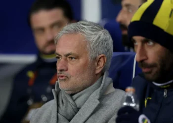 Mourinho atira: “O árbitro e o VAR decidiram que devíamos ir a penáltis”