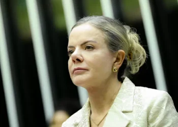 Dólar intensifica alta com Gleisi Hoffmann em ministério; Ibovespa cai