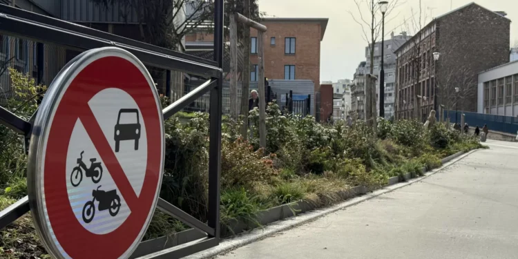 Paris encerra 500 ruas ao trânsito e acaba com lugares de estacionamento