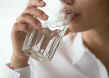 Poucos sabem, mas este hábito faz muito mal ao cérebro