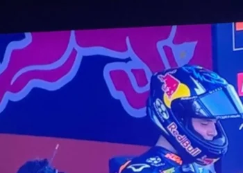 Messi agora é mecânico no Mundial de Moto3? Imagem já é viral