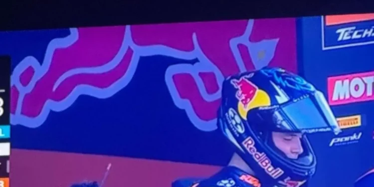 Messi agora é mecânico no Mundial de Moto3? Imagem já é viral