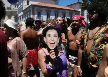 Fantasias de Fernanda Torres e da estatueta do Oscar viram hit de Carnaval