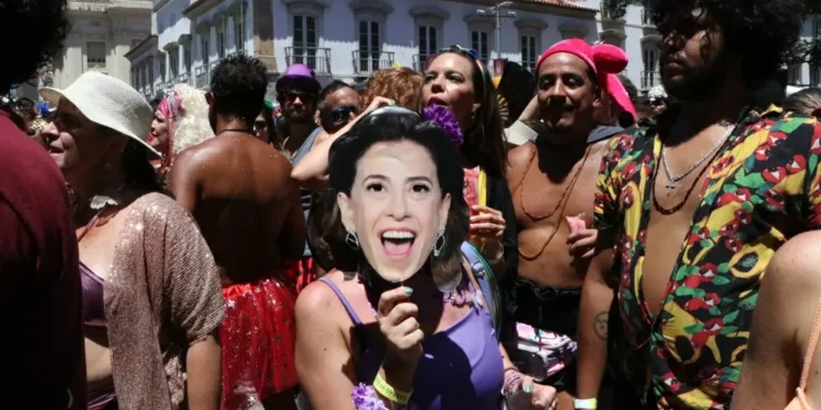 Fantasias de Fernanda Torres e da estatueta do Oscar viram hit de Carnaval