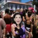 Fantasias de Fernanda Torres e da estatueta do Oscar viram hit de Carnaval