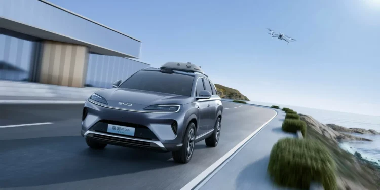 Carros da BYD passam a ter drones integrados. Sistema é pioneiro no mundo