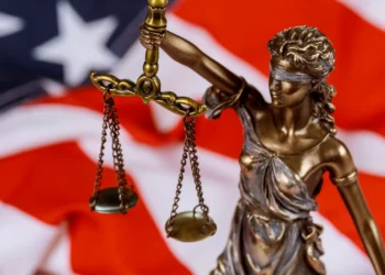 Juiz dos EUA ordena reposição de emissões da Voz da América e outros media