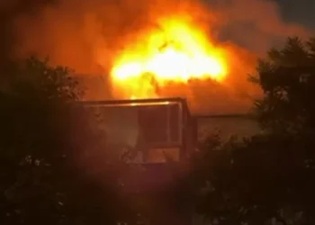 Incêndio atinge teatro da PUC em Curitiba; bombeiros tentam conter o fogo