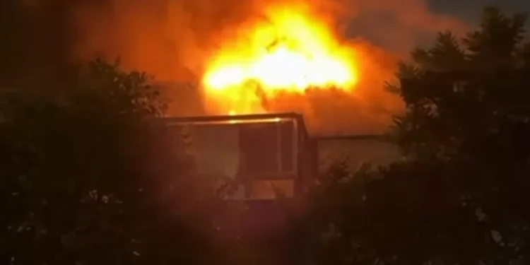 Incêndio atinge teatro da PUC em Curitiba; bombeiros tentam conter o fogo