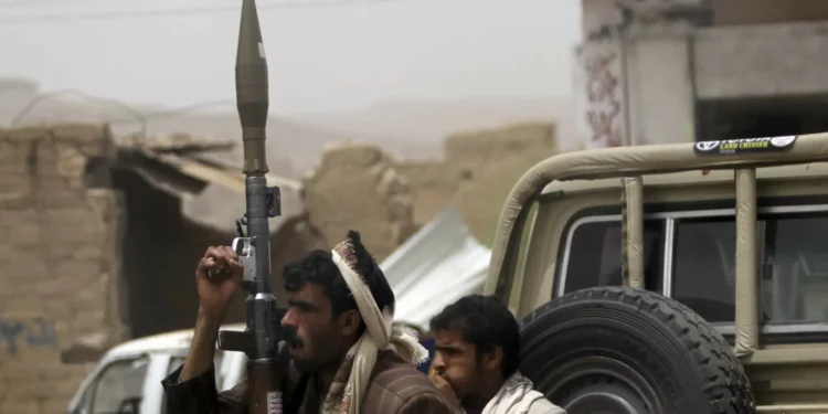 EUA admitem ter atingido mais de 100 alvos nas zonas controladas pelos Hutis