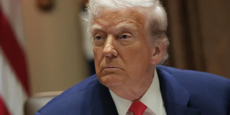 Trump assina decreto que alivia tarifas para peças de automóveis