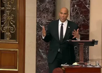 Senador americano protesta contra política de Trump em discurso de mais de 18 horas