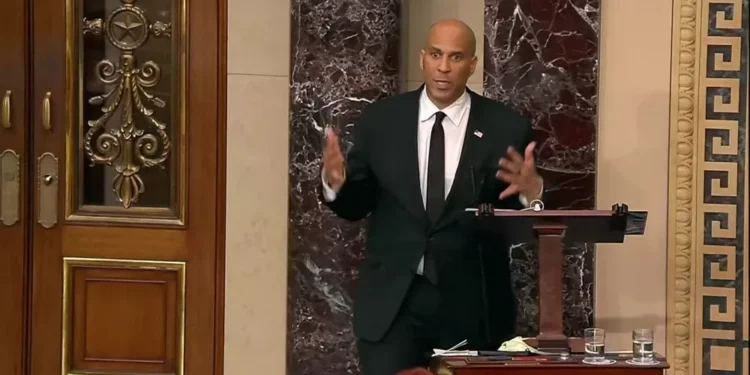 Senador americano protesta contra política de Trump em discurso de mais de 18 horas