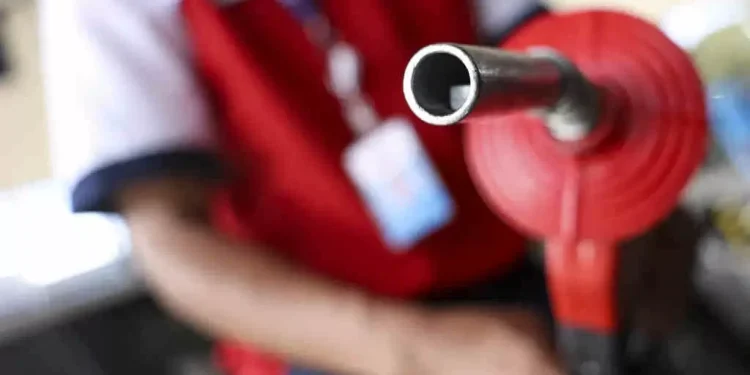 Defasagem do preço da gasolina está em 5%, diz Abicom; diesel fica em 4%