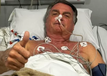 Bolsonaro publica vídeo caminhando pelo hospital após cirurgia