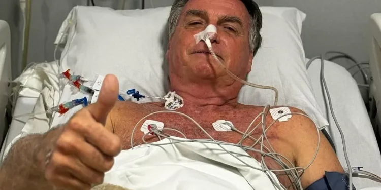 Bolsonaro publica vídeo caminhando pelo hospital após cirurgia