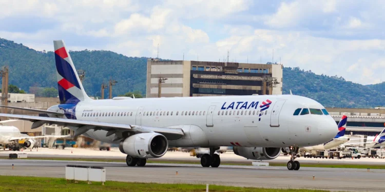 Dois aviões da Latam colidem com aves ao pousar em Guarulhos neste sábado (5)