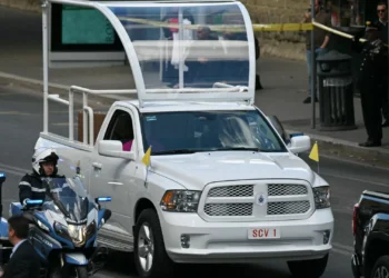 Este foi o carro que transportou Papa Francisco no seu último adeus