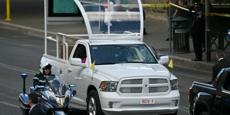 Este foi o carro que transportou Papa Francisco no seu último adeus