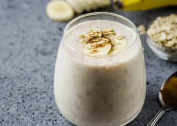 Antes de ir dormir, beba um copo deste ‘smoothie’ de coco e banana