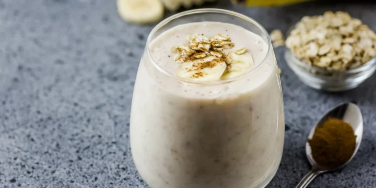 Antes de ir dormir, beba um copo deste ‘smoothie’ de coco e banana