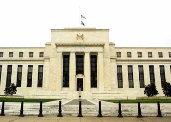 EUA enfrentam risco de ‘estagflação’, e ‘tarifaço’ de Trump pode impulsionar preços, diz Fed