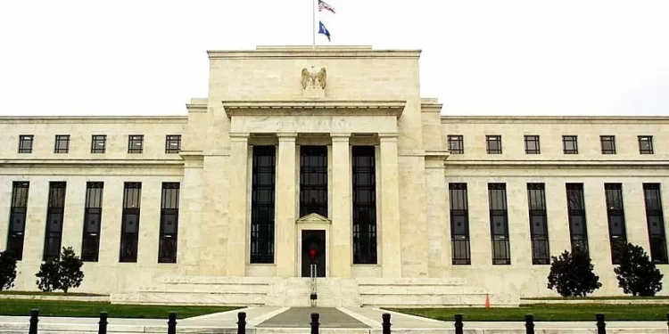 EUA enfrentam risco de ‘estagflação’, e ‘tarifaço’ de Trump pode impulsionar preços, diz Fed