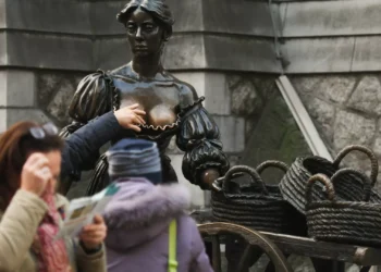 Estátua em Dublin vai ter guardas para evitar que pessoas a ‘apalpem’