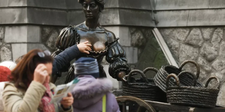 Estátua em Dublin vai ter guardas para evitar que pessoas a ‘apalpem’