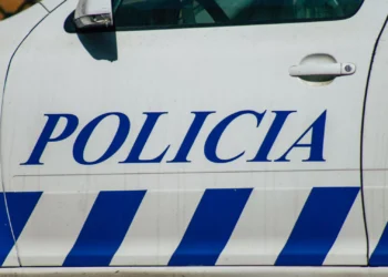 Homem detido após roubar telemóvel em Arroios. Vítima e suspeito lutaram