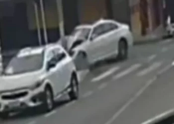 Adolescente bate BMW em ‘Olho Vivo’ e abandona o carro em BH