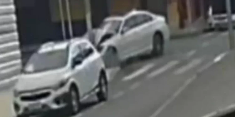 Adolescente bate BMW em ‘Olho Vivo’ e abandona o carro em BH