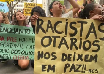 Estudantes fazem ato contra racismo no Shopping Pátio Higienópolis