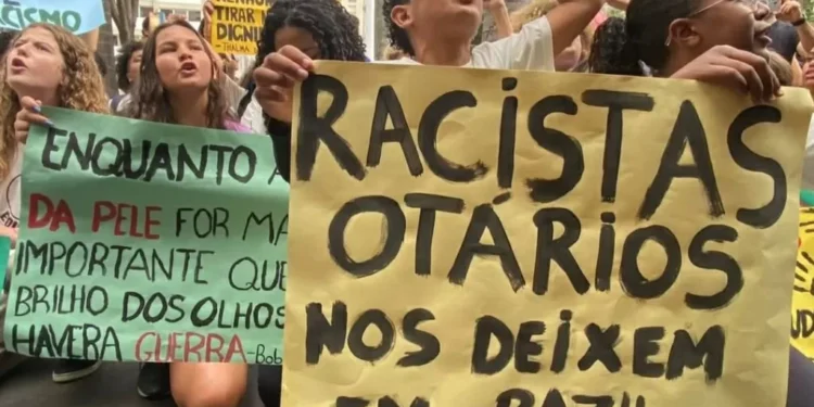 Estudantes fazem ato contra racismo no Shopping Pátio Higienópolis