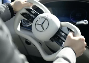 Mercedes terá direção ‘steer-by-wire’ e estreia novo volante em 2026