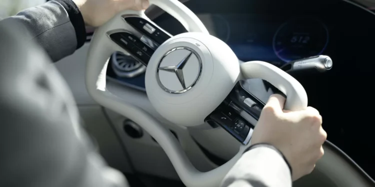 Mercedes terá direção ‘steer-by-wire’ e estreia novo volante em 2026