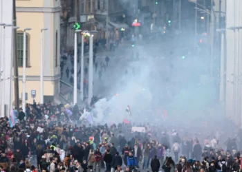 Milhares protestam em Budapeste contra lei que proíbe Marcha do Orgulho