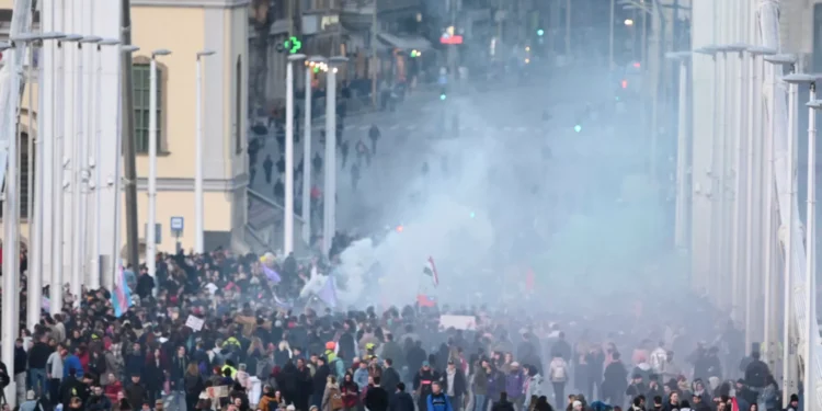 Milhares protestam em Budapeste contra lei que proíbe Marcha do Orgulho