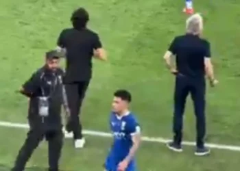 Ambiente ferveu. Ex-Benfica abandonou o relvado e ignorou Jorge Jesus