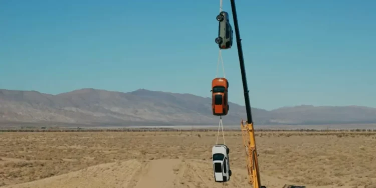 Há uma razão para a Honda ter colocado três carros numa grua