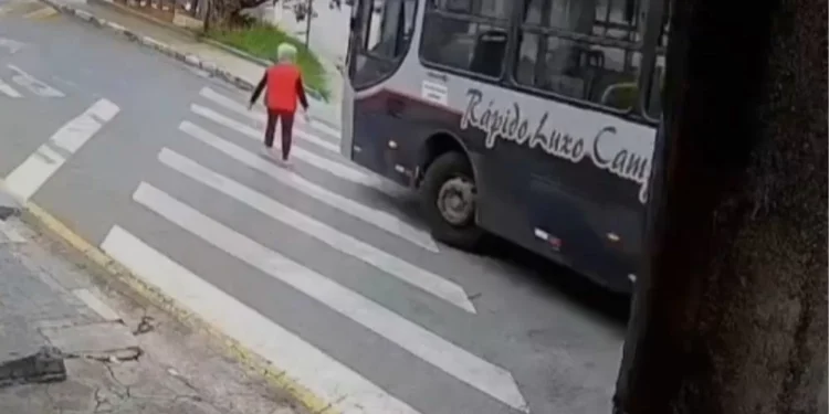 Idosa tem pernas amputadas após ser atropelada por ônibus em Cajamar