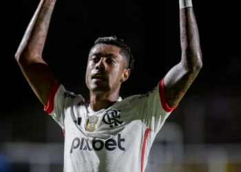 Bruno Henrique marca no final, e Flamengo vence Vitória