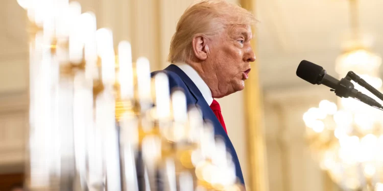 Trump ameaça impor mais tarifas e coloca um novo setor sob sua mira